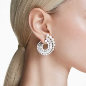 Ariana Grande X Swarovski Náušnice s křišťálovou perlou, různé briliantové výbrusy, bílé, pokovené rhodiem Ariana Grande X Swarovski Náušnice s křišťálovou perlou, různé briliantové výbrusy, bílé, pokovené rhodiem