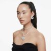 Náhrdelník Ariana Grande X Swarovski s různými briliantovými výbrusy, křišťálovými perličkami, srdíčkem, bílý, pokovený rhodiem Náhrdelník Ariana Grande X Swarovski s různými briliantovými výbrusy, křišťálovými perličkami, srdíčkem, bílý, pokovený rhodiem