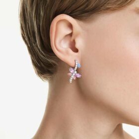 Ariana Grande X Swarovski Náušnice s různými briliantovými výbrusy, vážky, vícebarevné, pokovené rhodiem Ariana Grande X Swarovski Náušnice s různými briliantovými výbrusy, vážky, vícebarevné, pokovené rhodiem