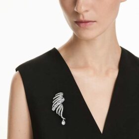 Brož z kolekce Vienna Feather, bílá, pokovená rutheniem