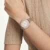 Hodinky Crystalline Aura Swiss Made, kovový náramek, růžově zlatý odstín, povrchová úprava z kombinace kovů