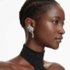 Kolekce Vienna – náušnice typu ear cuff s motivem peří, bílé, pokovené rutheniem Kolekce Vienna – náušnice typu ear cuff s motivem peří, bílé, pokovené rutheniem