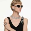 Kolekce Vienna – náušnice typu ear cuff s motivem peří, bílé, pokovené rutheniem Kolekce Vienna – náušnice typu ear cuff s motivem peří, bílé, pokovené rutheniem