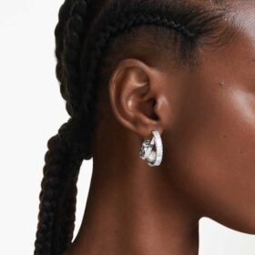 Kruhové náušnice Ariana Grande X Swarovski s křišťálovými perličkami, briliantovým brusem, bílé, pokovené rhodiem Kruhové náušnice Ariana Grande X Swarovski s křišťálovými perličkami, briliantovým brusem, bílé, pokovené rhodiem