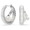 Kruhové náušnice Ariana Grande X Swarovski s křišťálovými perličkami, briliantovým brusem, bílé, pokovené rhodiem Kruhové náušnice Ariana Grande X Swarovski s křišťálovými perličkami, briliantovým brusem, bílé, pokovené rhodiem
