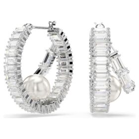 Kruhové náušnice Ariana Grande X Swarovski s křišťálovými perličkami, briliantovým brusem, bílé, pokovené rhodiem Kruhové náušnice Ariana Grande X Swarovski s křišťálovými perličkami, briliantovým brusem, bílé, pokovené rhodiem