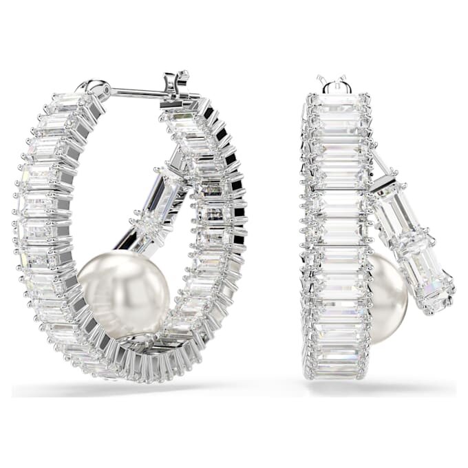 Kruhové náušnice Ariana Grande X Swarovski s křišťálovými perličkami, briliantovým brusem, bílé, pokovené rhodiem Kruhové náušnice Ariana Grande X Swarovski s křišťálovými perličkami, briliantovým brusem, bílé, pokovené rhodiem