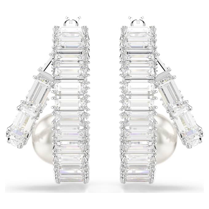 Kruhové náušnice Ariana Grande X Swarovski s křišťálovými perličkami, briliantovým brusem, bílé, pokovené rhodiem Kruhové náušnice Ariana Grande X Swarovski s křišťálovými perličkami, briliantovým brusem, bílé, pokovené rhodiem