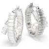 Kruhové náušnice Ariana Grande X Swarovski s křišťálovými perličkami, briliantovým brusem, bílé, pokovené rhodiem Kruhové náušnice Ariana Grande X Swarovski s křišťálovými perličkami, briliantovým brusem, bílé, pokovené rhodiem