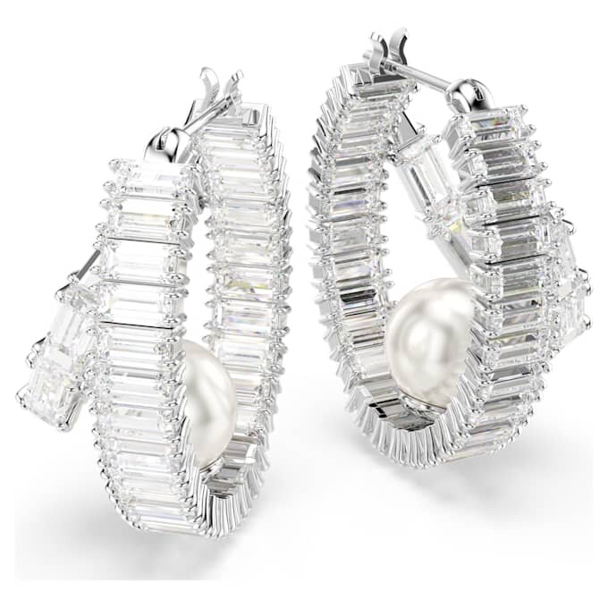 Kruhové náušnice Ariana Grande X Swarovski s křišťálovými perličkami, briliantovým brusem, bílé, pokovené rhodiem Kruhové náušnice Ariana Grande X Swarovski s křišťálovými perličkami, briliantovým brusem, bílé, pokovené rhodiem