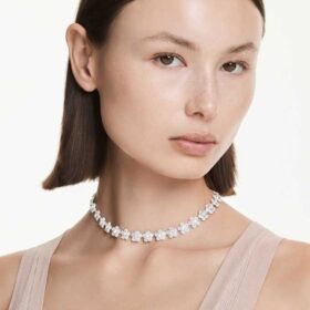 Náhrdelník Ariana Grande X Swarovski, kulatý brus, květina, bílý, pokovený rhodiem