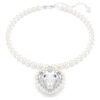 Náhrdelník Ariana Grande X Swarovski s křišťálovou perlou, srdcový výbrus, srdce, bílý, pokovený rhodiem Náhrdelník Ariana Grande X Swarovski s křišťálovou perlou, srdcový výbrus, srdce, bílý, pokovený rhodiem
