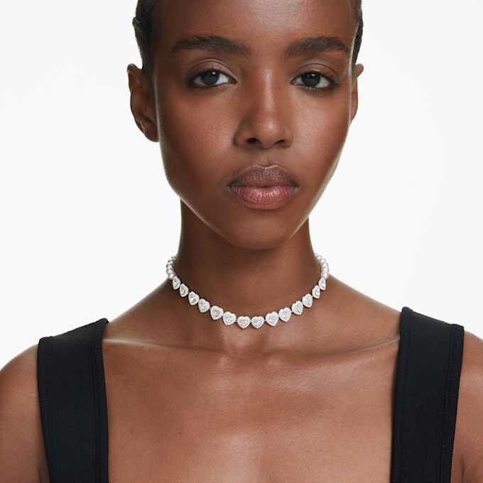 Náhrdelník Ariana Grande X Swarovski s různými briliantovými výbrusy, křišťálovými perličkami, srdíčkem, bílý, pokovený rhodiem Náhrdelník Ariana Grande X Swarovski s různými briliantovými výbrusy, křišťálovými perličkami, srdíčkem, bílý, pokovený rhodiem