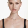 Náhrdelník Ariana Grande X Swarovski Y s různými briliantovými brusi, křišťálovou perlou, srdíčkem, bílý, pokovený rhodiem Náhrdelník Ariana Grande X Swarovski Y s různými briliantovými brusi, křišťálovou perlou, srdíčkem, bílý, pokovený rhodiem