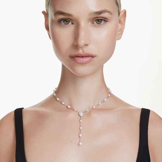 Náhrdelník Ariana Grande X Swarovski Y s různými briliantovými brusi, křišťálovou perlou, srdíčkem, bílý, pokovený rhodiem Náhrdelník Ariana Grande X Swarovski Y s různými briliantovými brusi, křišťálovou perlou, srdíčkem, bílý, pokovený rhodiem