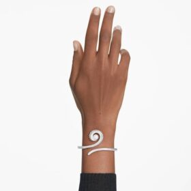 Náramek Ariana Grande X Swarovski s křišťálovými perličkami, broušenými do tvaru bagety, bílý, pokovený rhodiem Náramek Ariana Grande X Swarovski s křišťálovými perličkami, broušenými do tvaru bagety, bílý, pokovený rhodiem