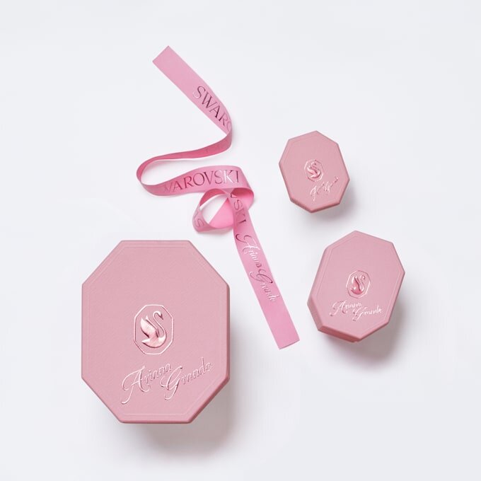Náhrdelník Ariana Grande X Swarovski s různými briliantovými výbrusy, křišťálovými perličkami, srdíčkem, bílý, pokovený rhodiem Náhrdelník Ariana Grande X Swarovski s různými briliantovými výbrusy, křišťálovými perličkami, srdíčkem, bílý, pokovený rhodiem