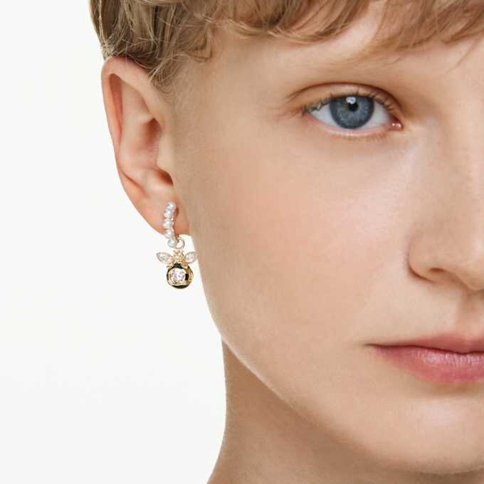 Náušnice Idyllia s krystaly a perličkami, různé briliantové výbrusy, včelky, vícebarevné, pozlacené Náušnice Idyllia s krystaly a perličkami, různé briliantové výbrusy, včelky, vícebarevné, pozlacené