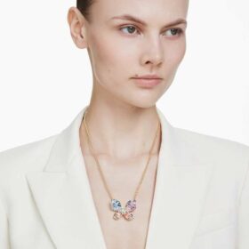 Přívěsek a brož Idyllia – smíšené briliantové výbrusy, pavé, motýl, vícebarevný, pozlacený Přívěsek a brož Idyllia – smíšené briliantové výbrusy, pavé, motýl, vícebarevný, pozlacený