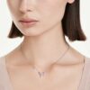 Přívěsek Ariana Grande X Swarovski s různými briliantovými výbrusy, vážka, vícebarevný, pokovený rhodiem Přívěsek Ariana Grande X Swarovski s různými briliantovými výbrusy, vážka, vícebarevný, pokovený rhodiem