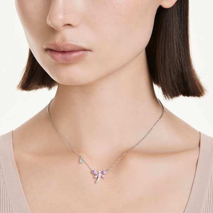 Přívěsek Ariana Grande X Swarovski s různými briliantovými výbrusy, vážka, vícebarevný, pokovený rhodiem Přívěsek Ariana Grande X Swarovski s různými briliantovými výbrusy, vážka, vícebarevný, pokovený rhodiem